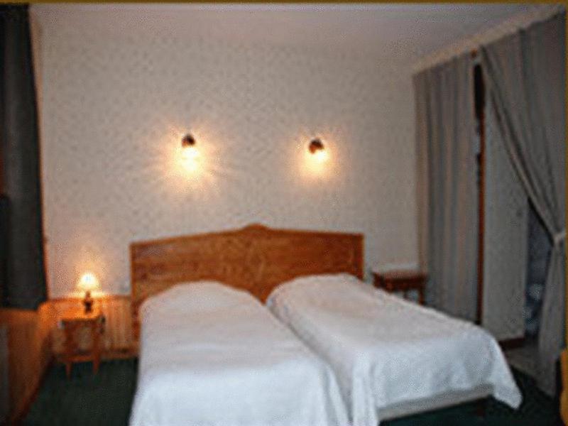 Logis - Auberge Du Colombier Guines Экстерьер фото